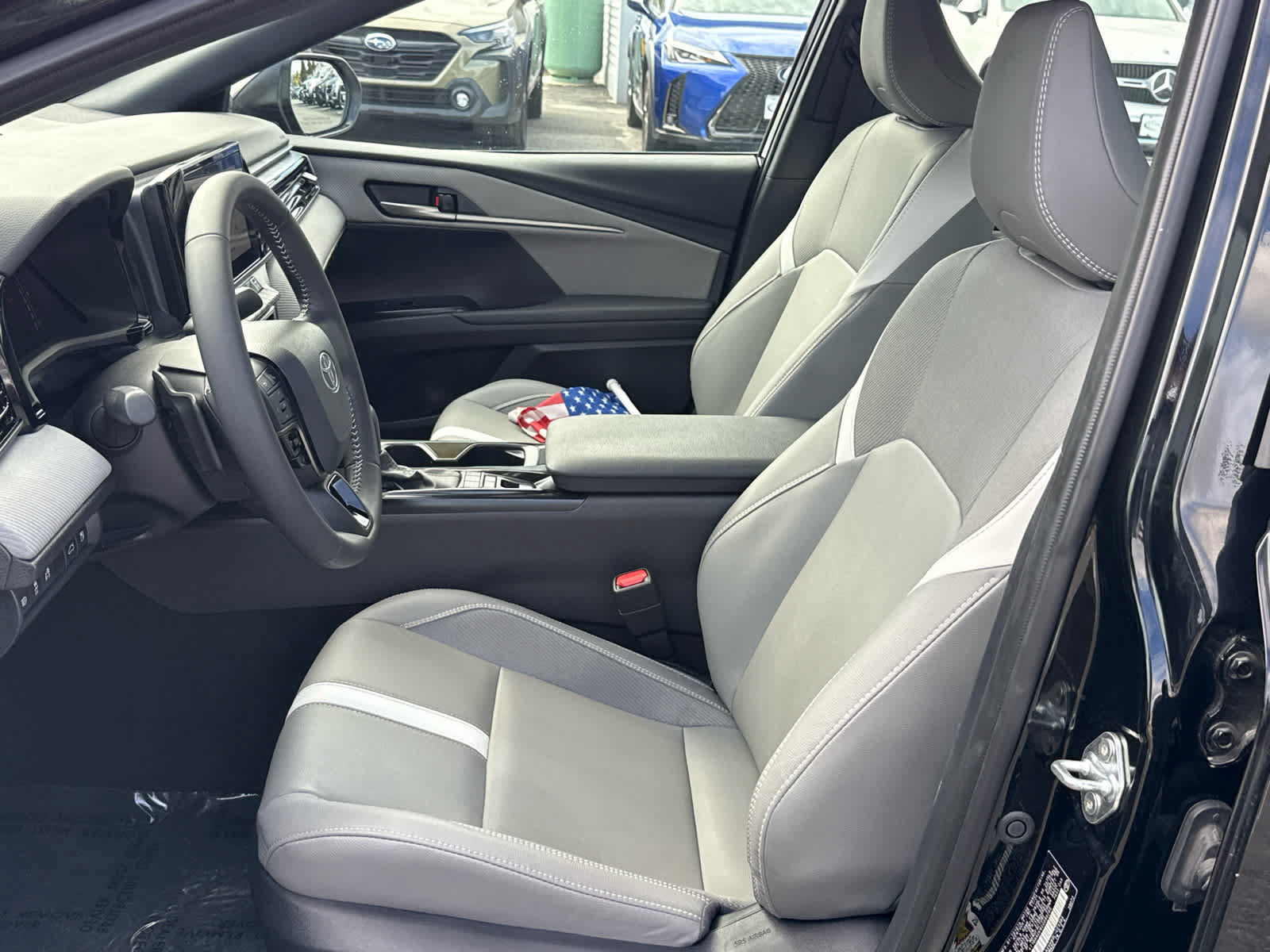 Used 2025 Toyota Camry SE w/ Convenience Package FWD image 9