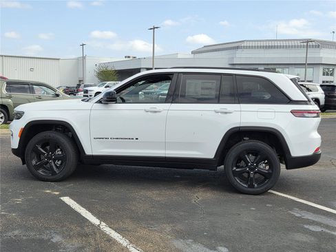 New 2025 Jeep Grand Cherokee Altitude RWD image 34