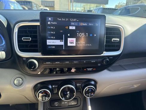 Used 2024 Hyundai Venue SEL image 21