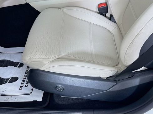 Used 2025 Mercedes-Benz GLC 300 4MATIC image 18