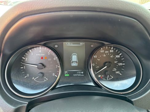 Used 2017 Nissan Rogue SV w/ SV Premium Package image 16