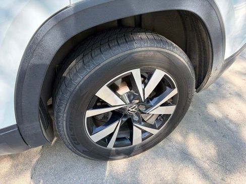 Used 2022 Volkswagen Atlas Cross Sport SE FWD image 12