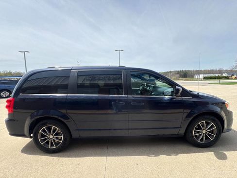 Used 2017 Dodge Grand Caravan SXT image 6