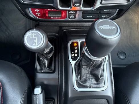 Used 2025 Jeep Gladiator Rubicon AWD/4WD image 32