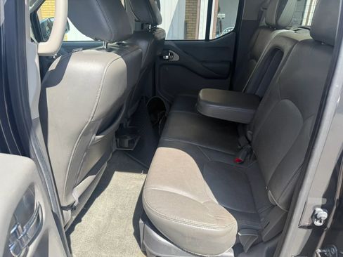 Used 2011 Nissan Frontier SL w/ Moonroof Pkg image 12