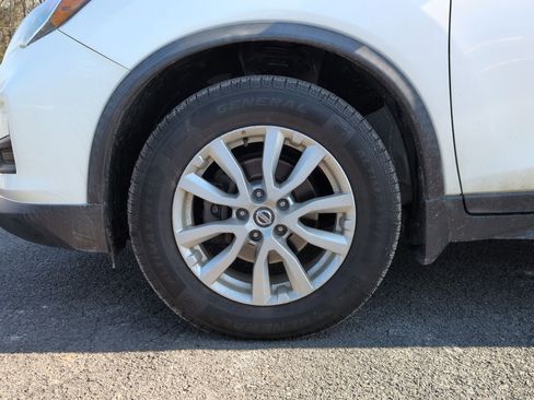 Used 2018 Nissan Rogue SV image 16