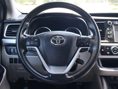 Used 2017 Toyota Highlander Plus w/ Carpet Mat Package AWD/4WD image 18