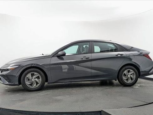 Used 2024 Hyundai Elantra SE FWD image 3