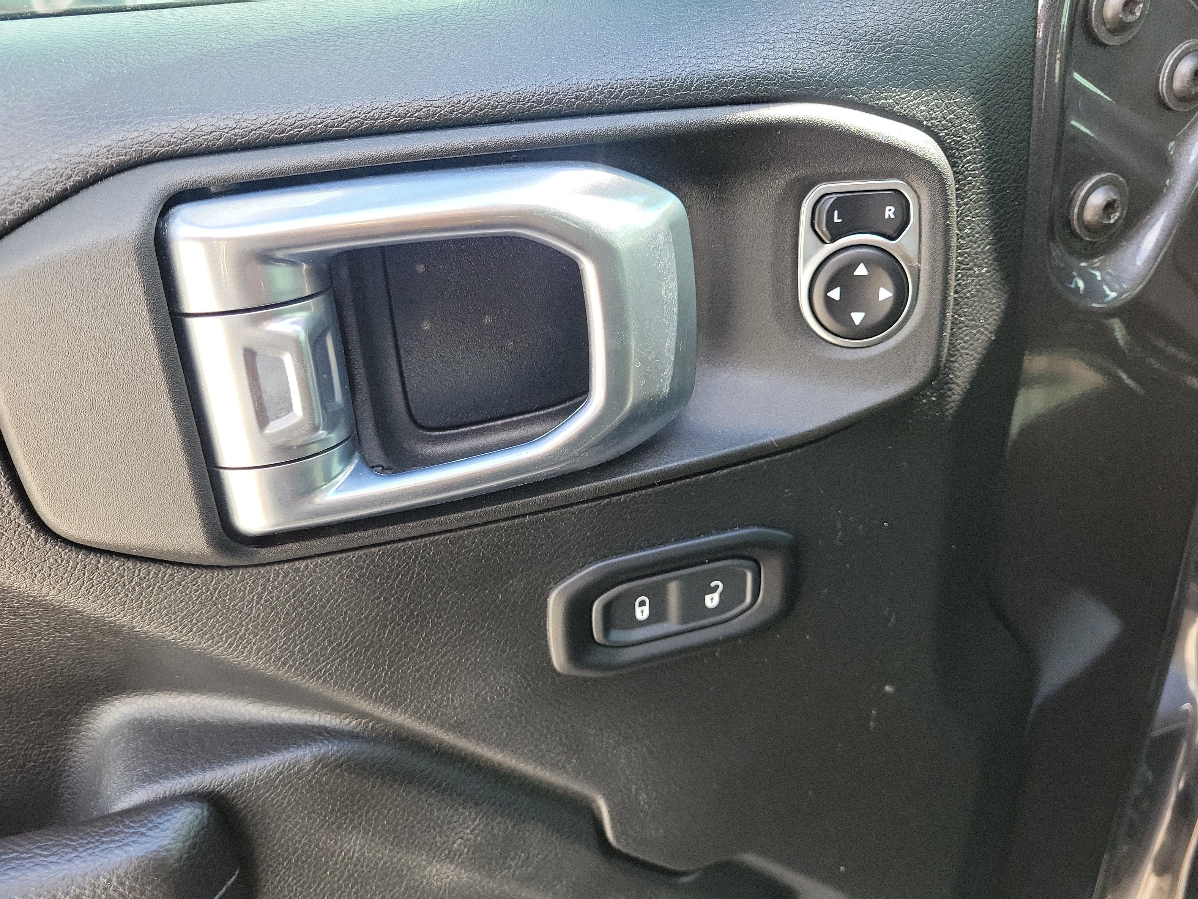 Used 2023 Jeep Wrangler Unlimited Rubicon w/ LED Lighting Group AWD/4WD image 12