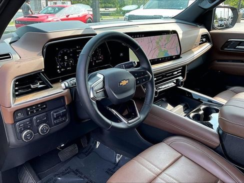 Used 2025 Chevrolet Tahoe High Country AWD/4WD image 18