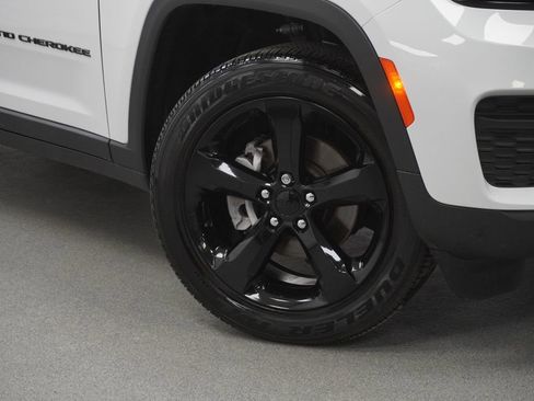 Used 2023 Jeep Grand Cherokee Altitude image 4