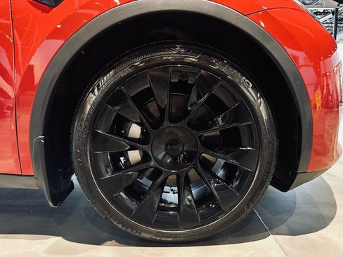 Used 2023 Tesla Model Y AWD image 29