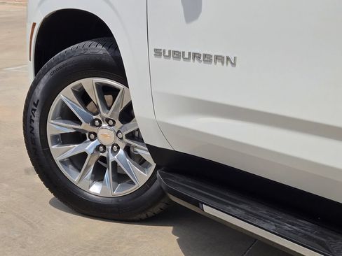 Used 2025 Chevrolet Suburban Premier RWD image 34