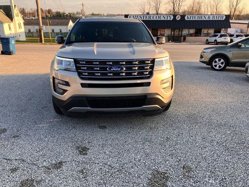 Used 2017 Ford Explorer XLT image 2