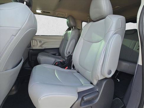 Used 2022 Toyota Sienna XLE FWD image 18