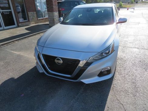 Used 2020 Nissan Altima 2.5 SL FWD image 2