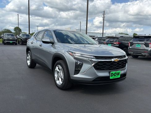 Used 2024 Chevrolet Trax LS w/ LS Convenience Package FWD image 1