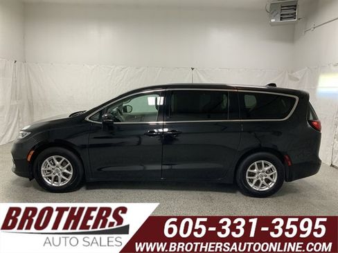 Used 2024 Chrysler Pacifica Touring-L FWD image 1
