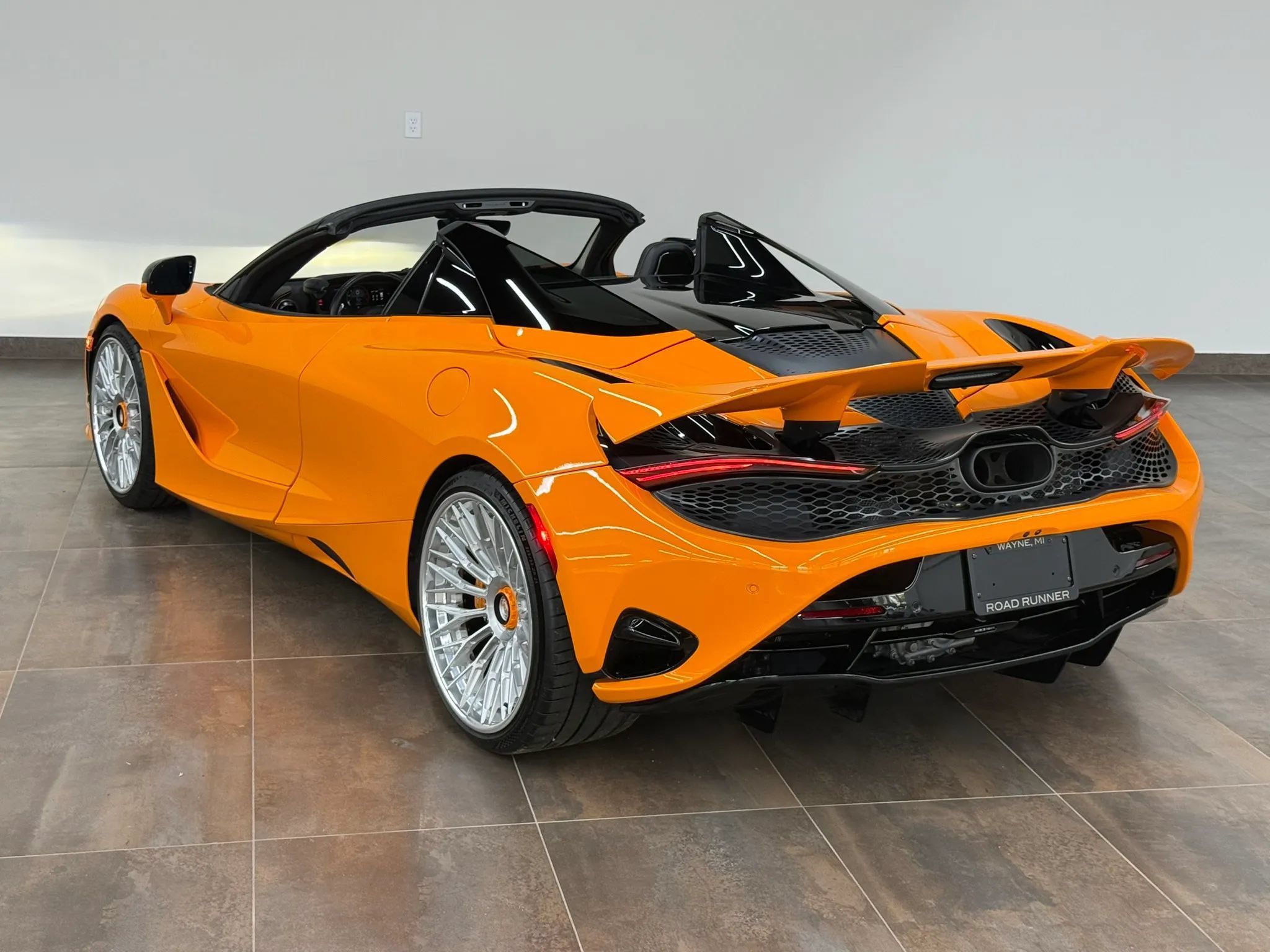 Used 2025 McLaren 750S Spider RWD image 25