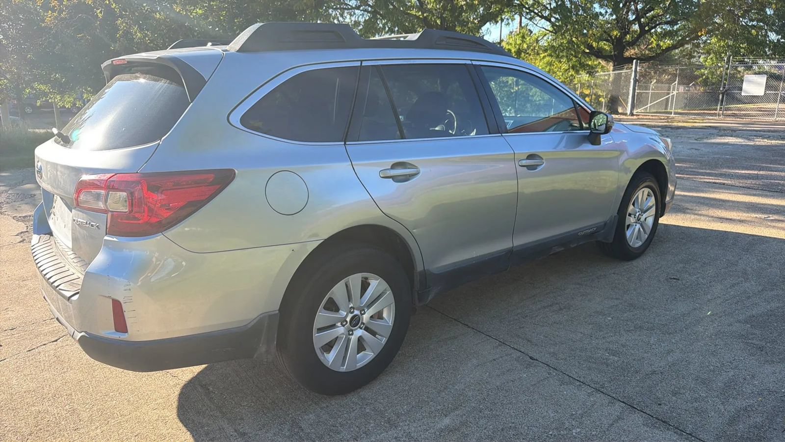 Used 2015 Subaru Outback 2.5i Premium AWD/4WD image 3