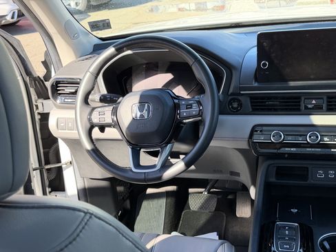 Certified 2024 Honda Pilot Touring image 19