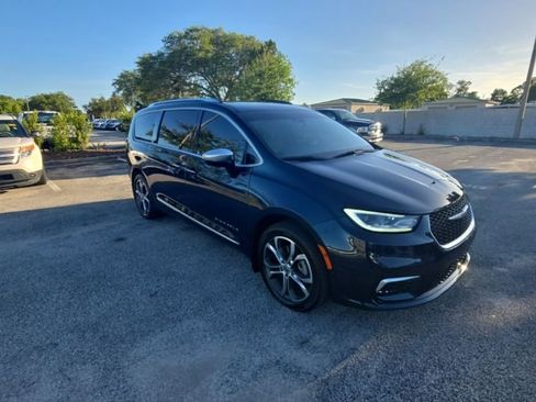 Used 2023 Chrysler Pacifica Pinnacle AWD/4WD image 4