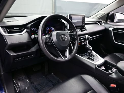 Used 2020 Toyota RAV4 XLE Premium FWD image 12