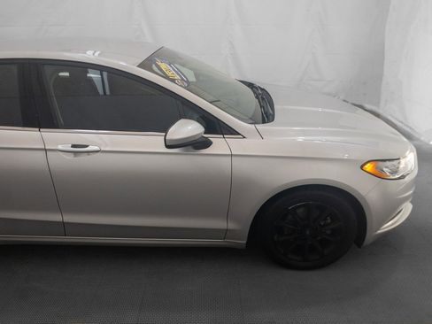 Used 2017 Ford Fusion SE w/ Fusion SE Technology Package image 9