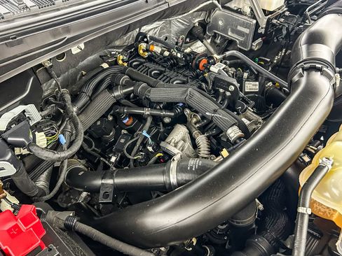 Used 2024 Ford Expedition XLT image 27