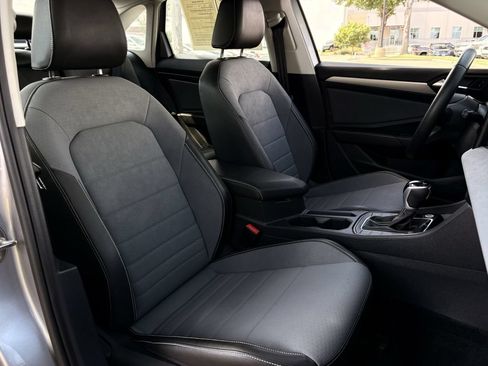 Used 2025 Volkswagen Jetta SE FWD image 30
