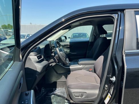 Used 2025 Toyota Highlander LE FWD image 23