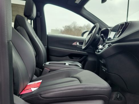 New 2026 Chrysler Pacifica Select AWD/4WD image 28