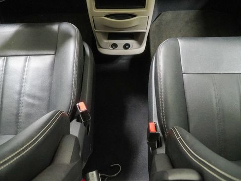 Used 2016 Chrysler Town & Country Touring w/ Driver Convenience Group FWD image 30