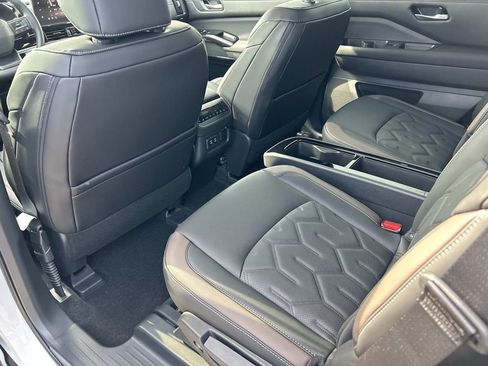New 2026 Nissan Pathfinder Platinum AWD/4WD image 18
