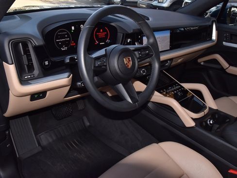 Used 2025 Porsche Cayenne Base image 33
