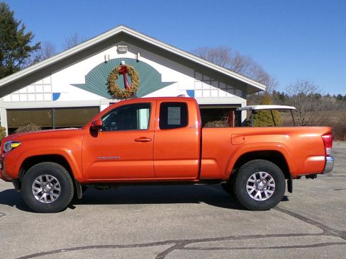 Used 2017 Toyota Tacoma SR5 w/ Tow Package image 7