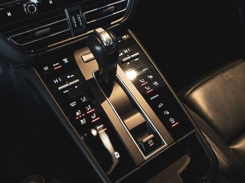 Used 2022 Porsche Macan image 25