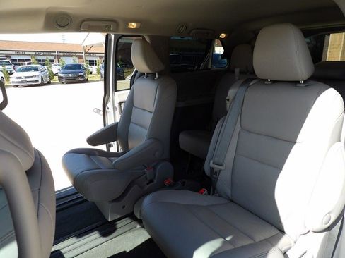 Used 2020 Toyota Sienna XLE FWD image 24