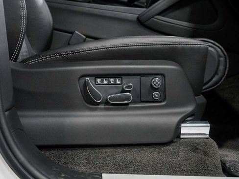 Used 2023 Bentley Bentayga Extended Wheelbase image 41