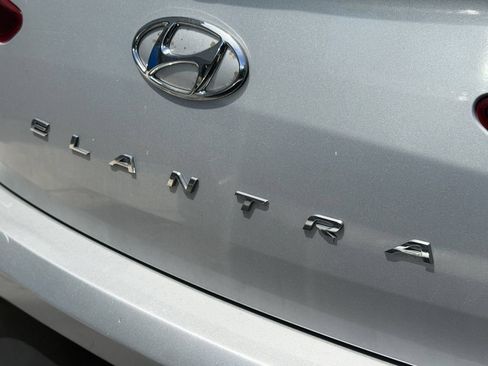 Used 2019 Hyundai Elantra SE w/ Cargo Package FWD image 12
