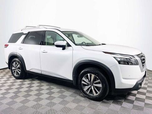 Certified 2025 Nissan Pathfinder SL image 3