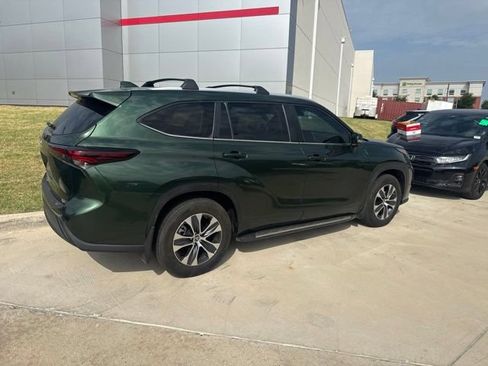Used 2024 Toyota Highlander XLE FWD image 3