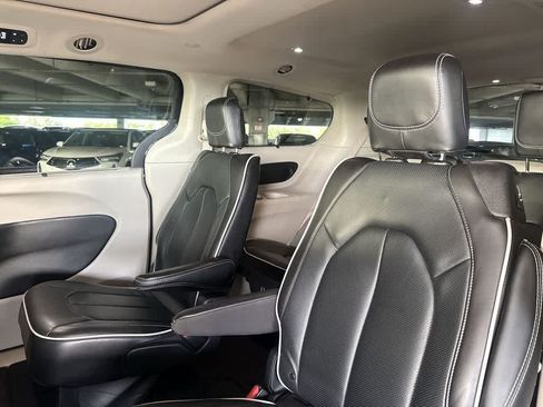Used 2023 Chrysler Pacifica Limited FWD image 25
