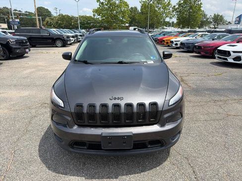 Used 2017 Jeep Cherokee Sport FWD image 2