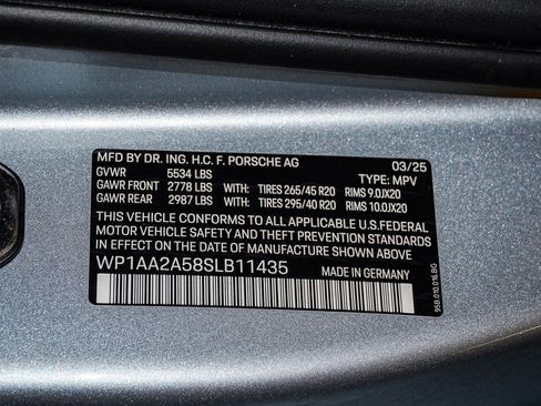 Certified 2025 Porsche Macan image 30