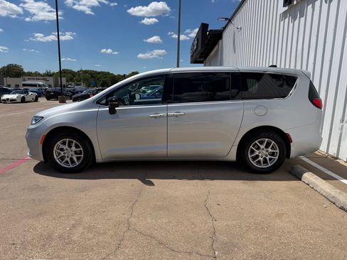 Used 2024 Chrysler Pacifica Touring-L FWD image 3