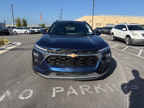 Used 2024 Chevrolet Trax LT w/ LT Convenience Package FWD image 2