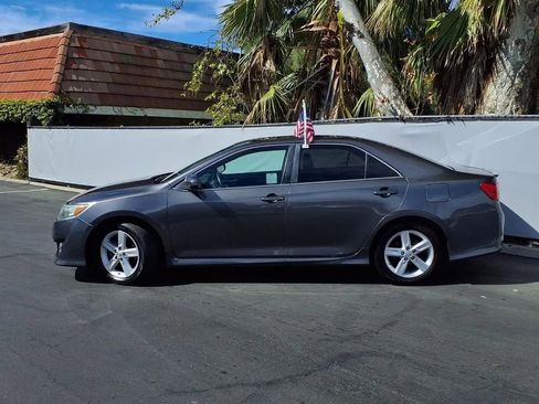 Used 2014 Toyota Camry SE image 3