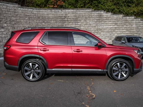 Used 2025 Honda Pilot Touring image 3