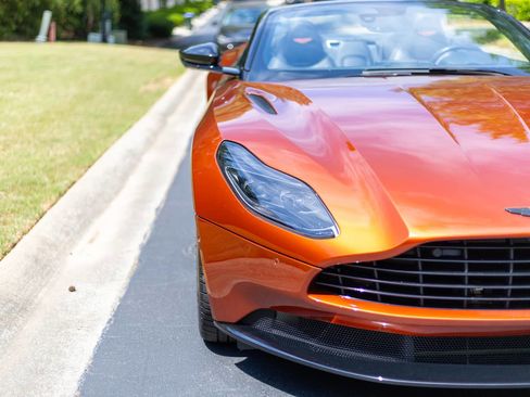 Used 2021 Aston Martin DB11 Volante RWD image 21